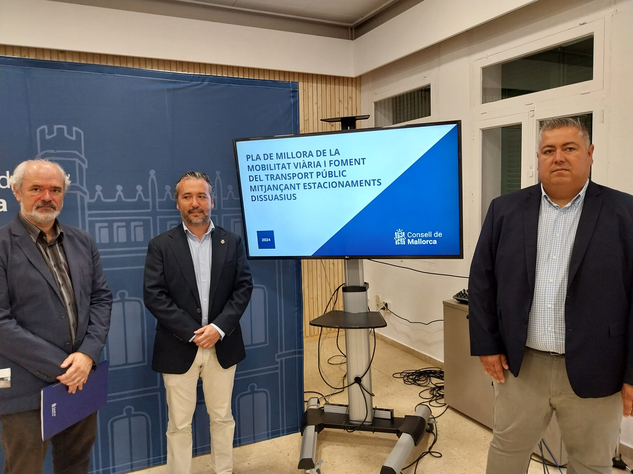 El conseller de Territori, Fernando Rubio, acompanyat dels directors insulars d'Infraestructures i de Mobilitat, Rafel Gelabert i Rafel Oliver.