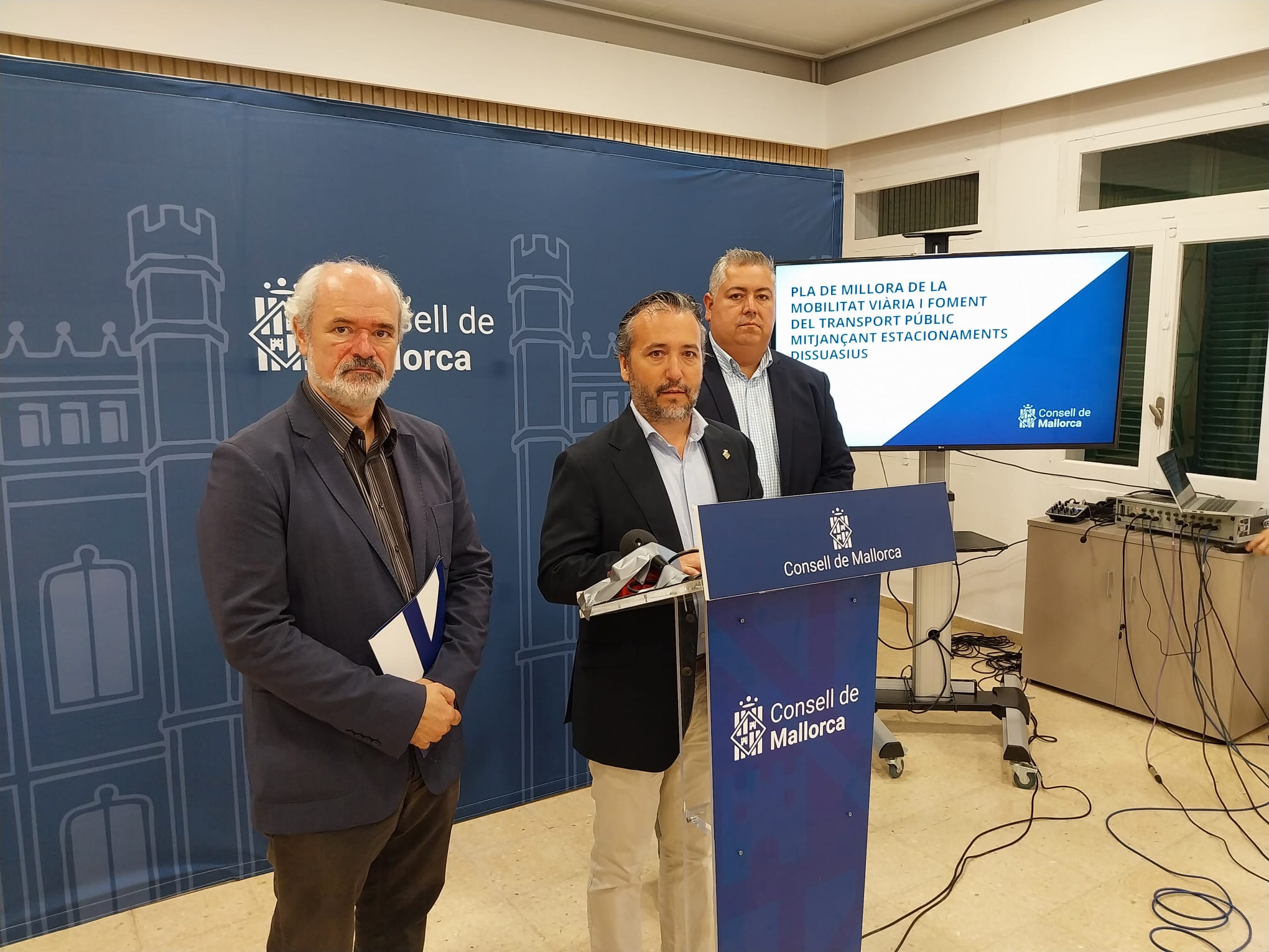 El conseller de Territori, Fernando Rubio, acompanyat dels directors insulars d'Infraestructures i de Mobilitat, Rafel Gelabert i Rafel Oliver.