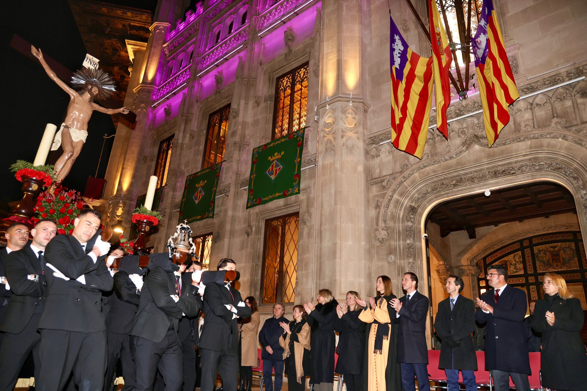 Imatges del Sant Crist de la Sang al seu pas pel Consell de Mallorca