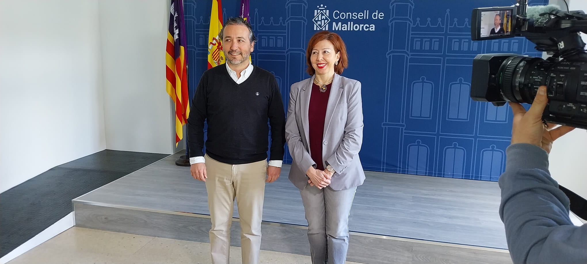 El conseller de Territori, Fernando Rubio i la directora insular d'Urbanisme, María José Frau.