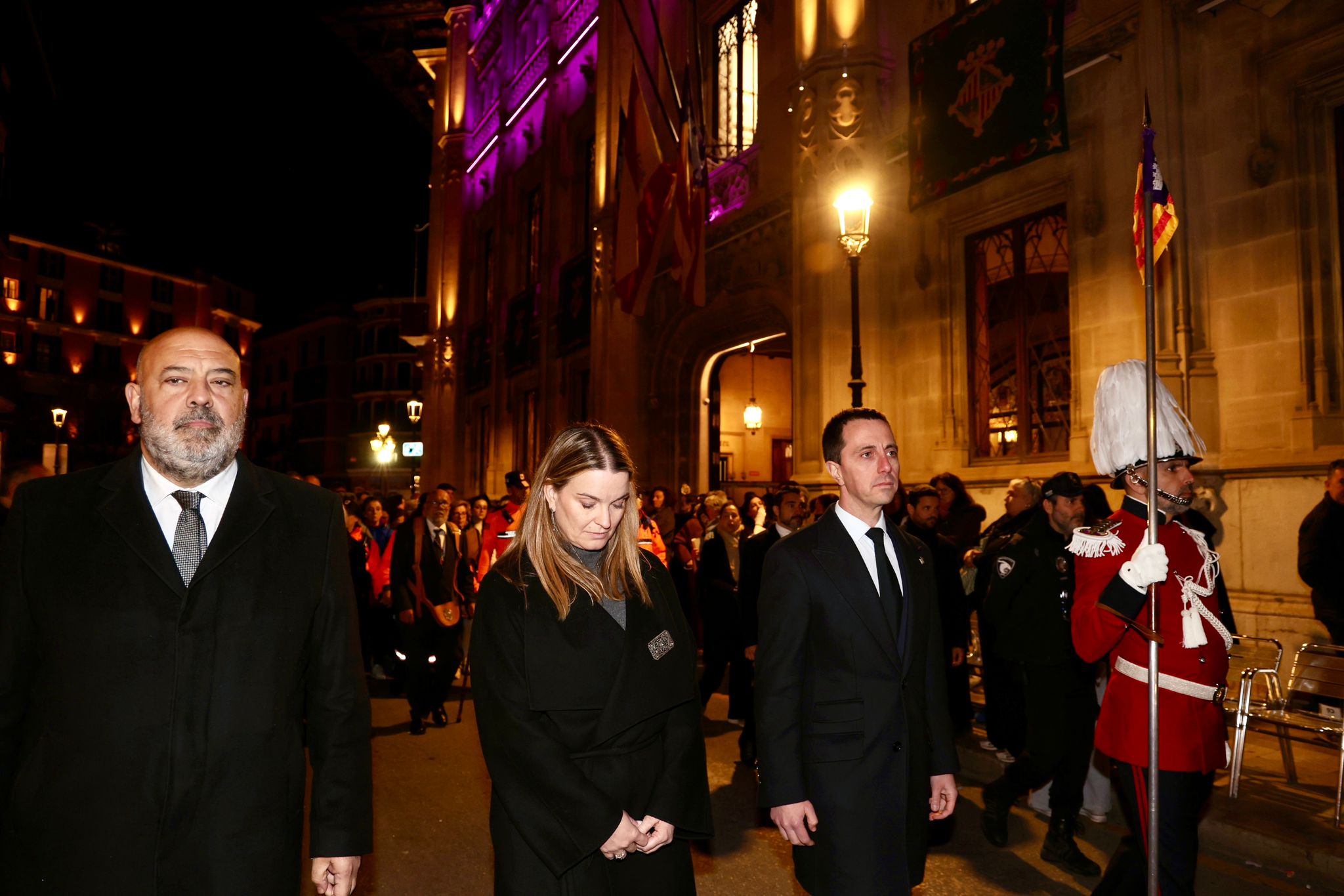 Imatges de les màximes autoritats de les Illes Balears acompanyant al Sant Crist de la Sang