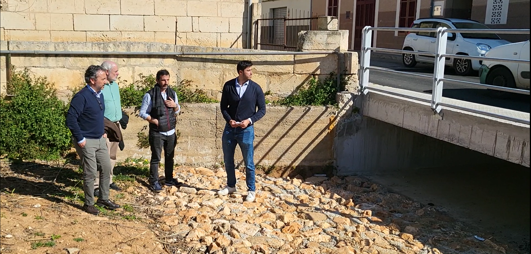 Visita del conseller de Territorio, Fernando Rubio, a las obras finalizadas del xaragall de Son Manxo.