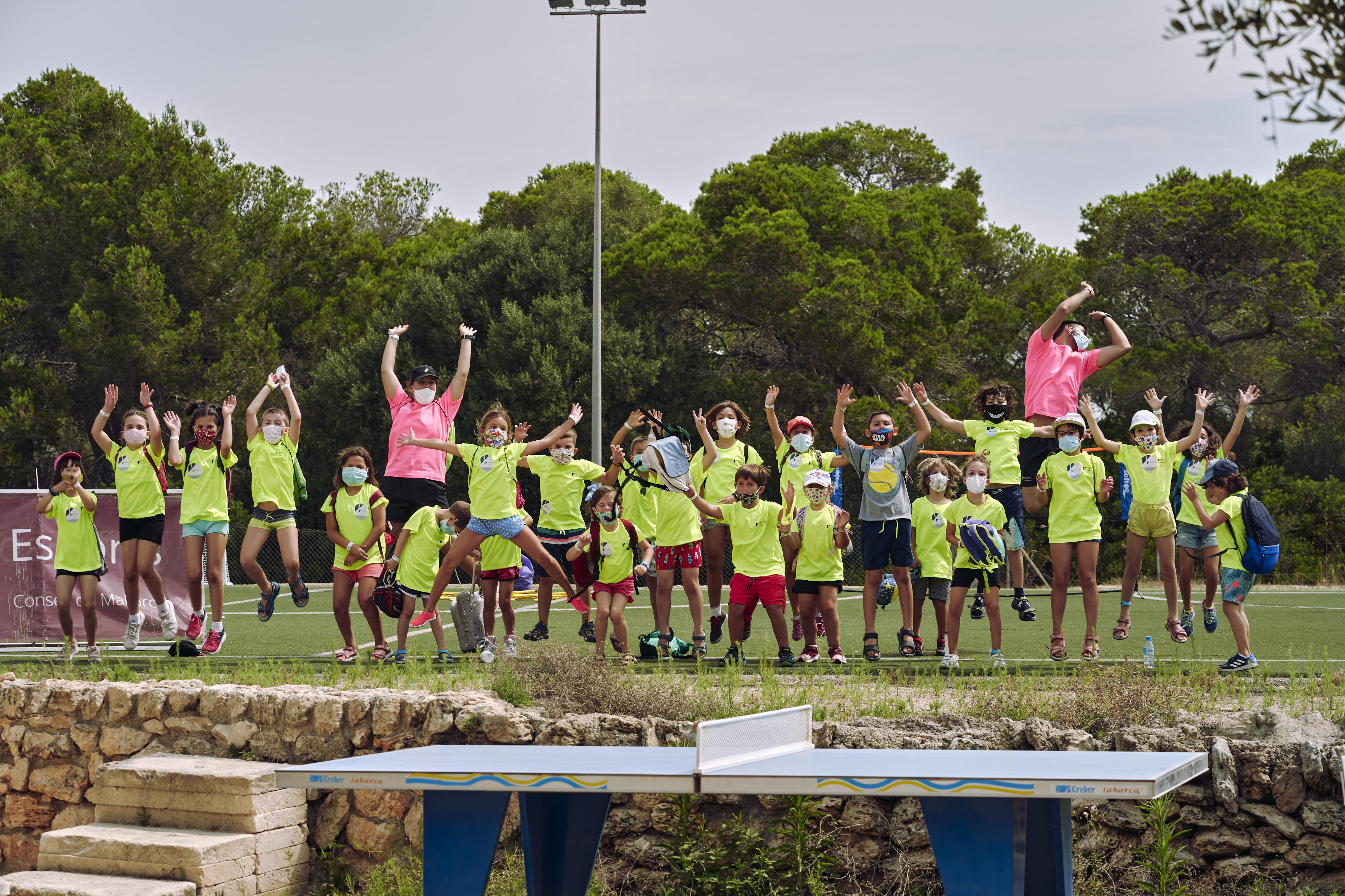 Les estades de promoció esportiva es reprenen en el període de nova normalitat, amb gairebé 250 persones que practiquen fins a 20 modalitats diferents a l'entorn natural de Cala Barques