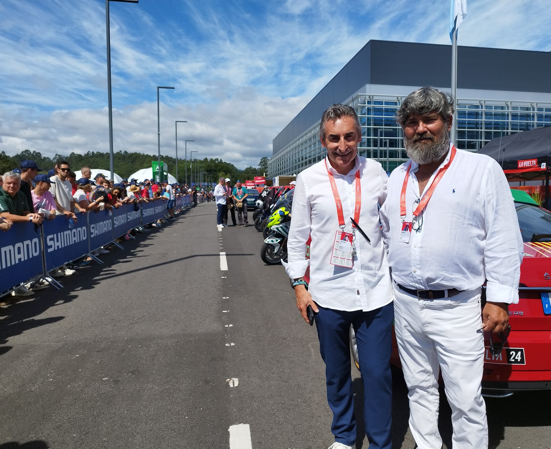 El consejero de Medio Ambiente, Medio Rural y Deportes, Pedro Bestard, con el director técnico de la Vuelta Ciclista a España, Fernando Escartín