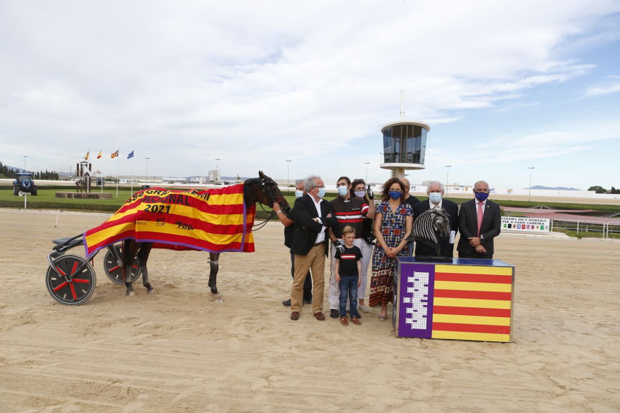 Fotografia de grup amb el menador i el guanyador del Gran Premi, Indio.