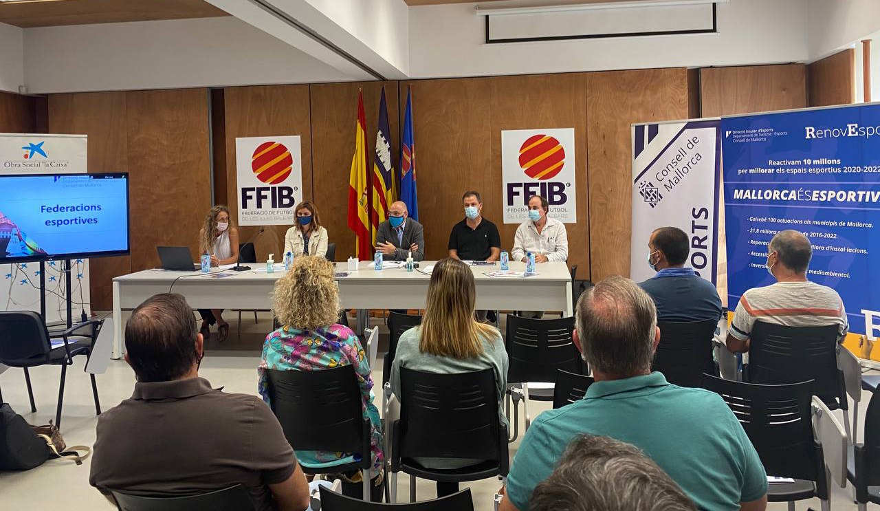 Reunió del conseller Serra amb les federacions esportives presents a Mallorca que col·laboren amb el Consell.