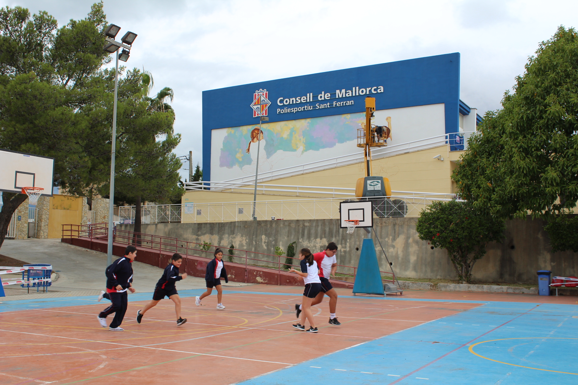 L'artista Joan Aguiló crea aquests dies un mural de gran format al Poliesportiu Sant Ferran del Consell de Mallorca.