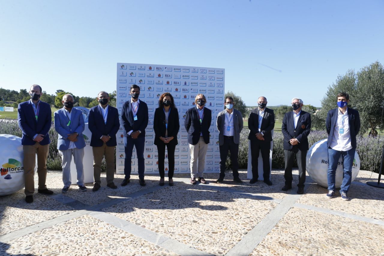 Fotografia de les autoritats presents a la presentació de la gran final del Challenge Tour de golf, Road to Mallorca.