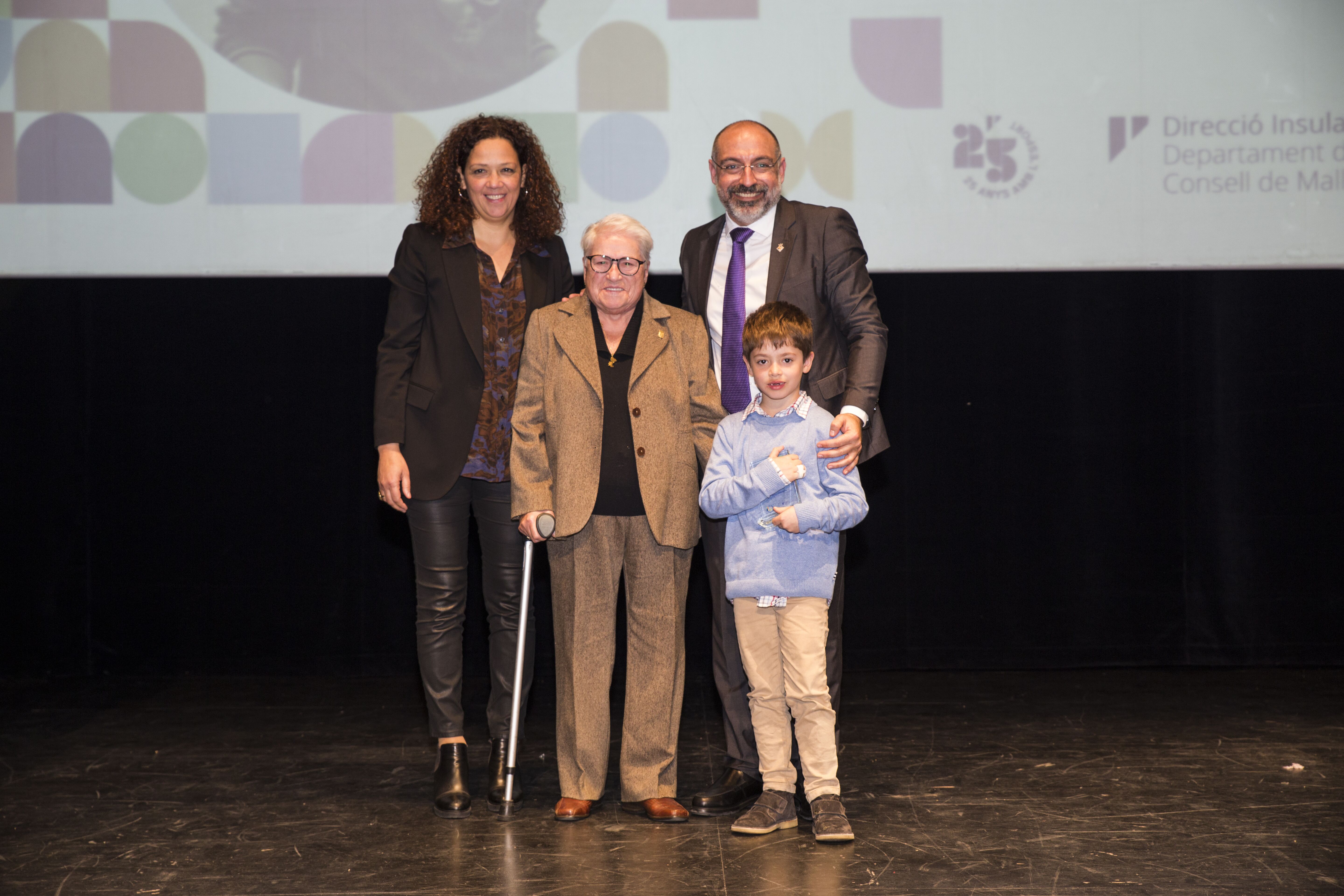 S’ha homenatjat la trajectòria de la patinadora retirada Teresa Palanques, presidenta i fundadora del Club Patí Palma, el club de patinatge artístic més veterà de la ciutat.