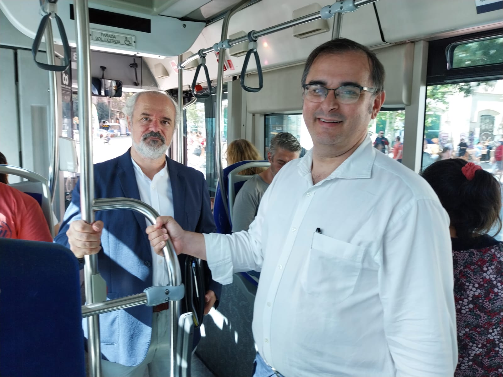 Rafel Gelaberrt, director insular d'Infraestructures i Mobilitat, amb el gerent de l'EMT, Juan José Elías.