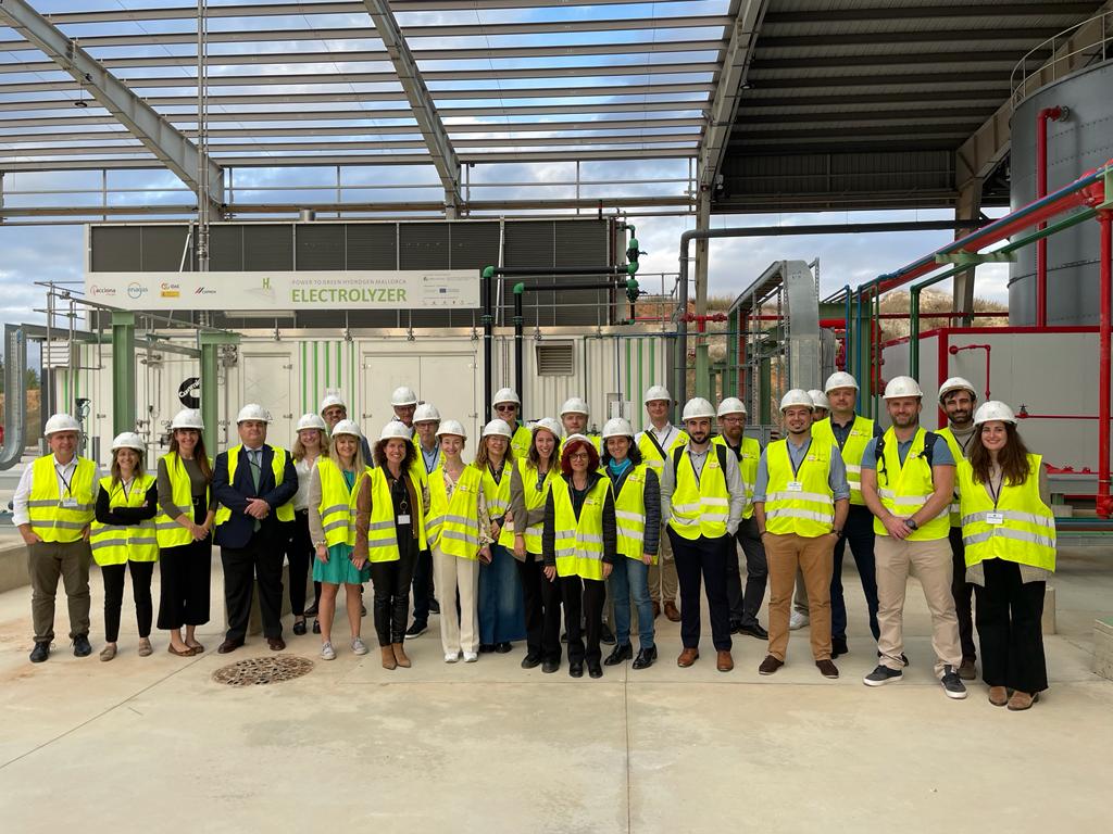 Los socios y asistentes han podido participar en la visita guiada a la planta de hidrógeno verde de Lloseta