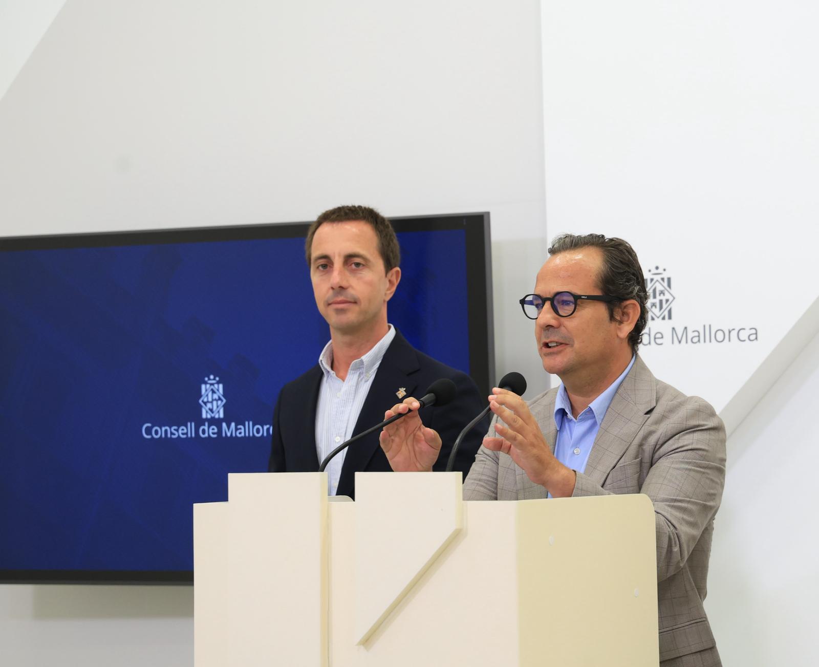 El presidente, Llorenç Galmés y el consejero de Presidencia, Antoni Fuster.