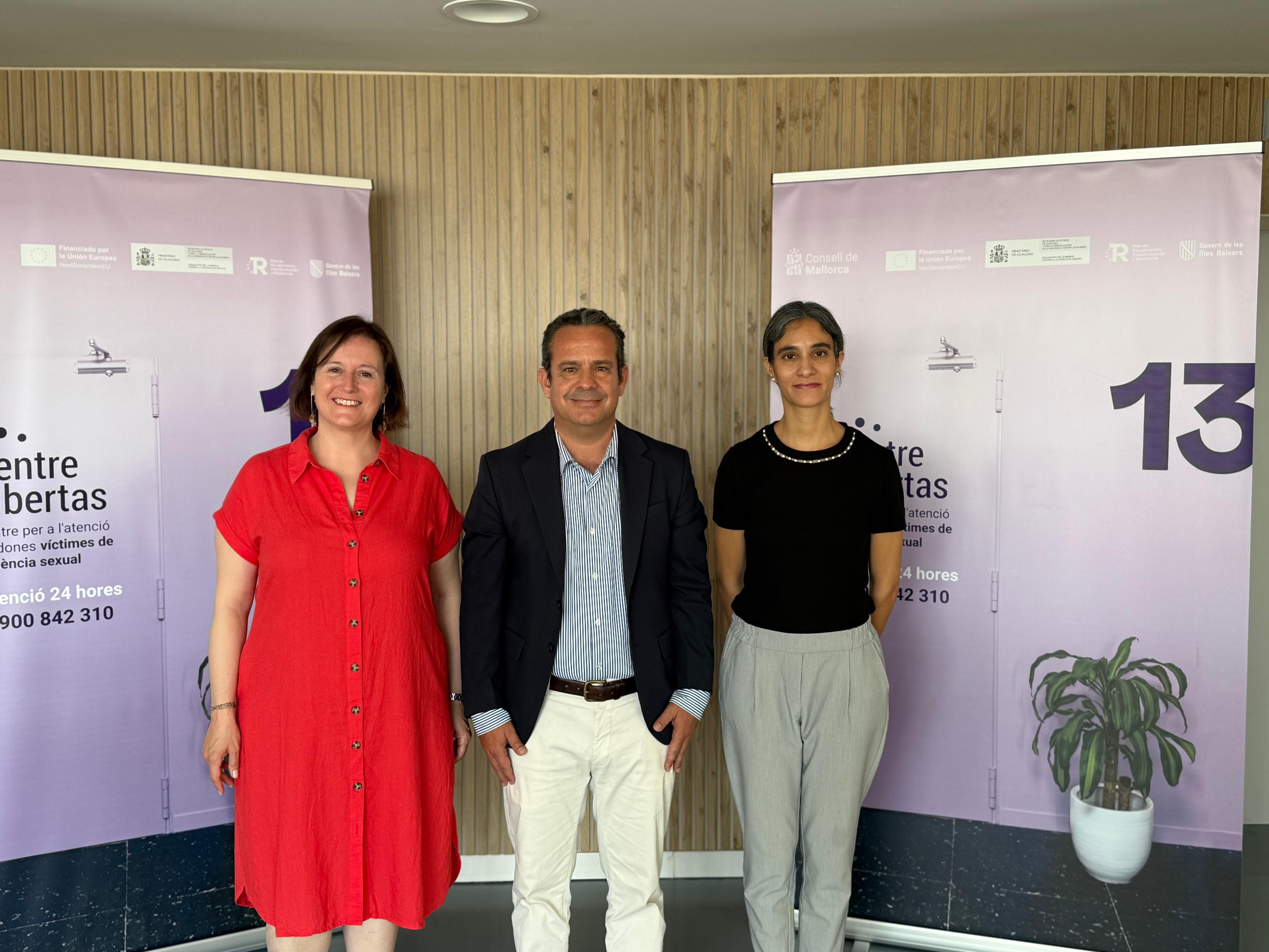 El conseller de Presidència amb la directora insular, Ana Ferriol i la directora del Centre Libertas, Katy López