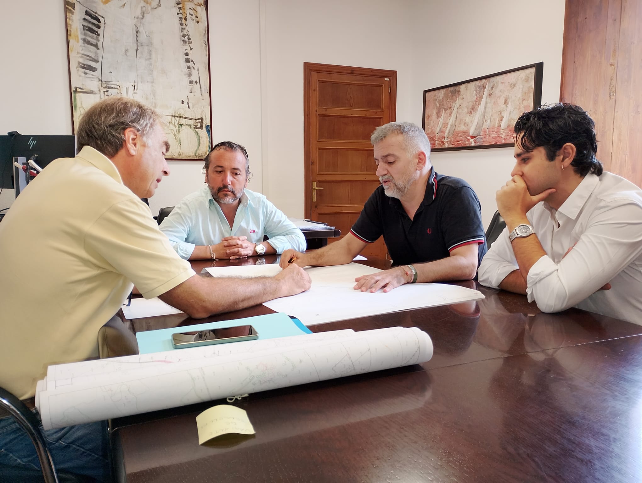 El conseller de Territori , Mobilitat i Infraestructures ,Fernando Rubio, con el alcalde de Sencelles ,Joan Carles Verd, en la reunion.