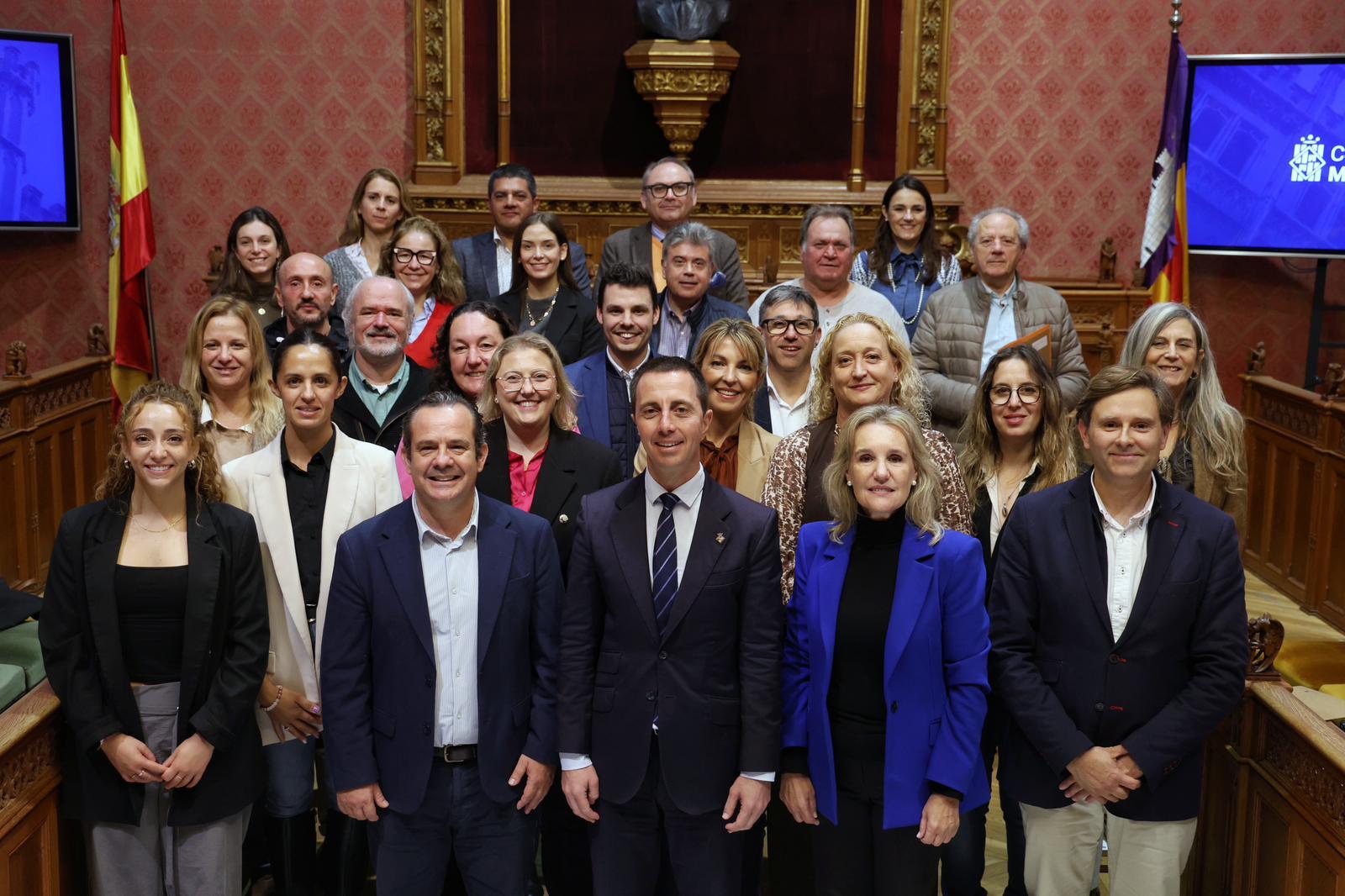 El president, Llorenç Galmés, el conseller de Presidència, Toni Fuster i la directora insular de Joventut i Participació amb batles i responsables municipals. 