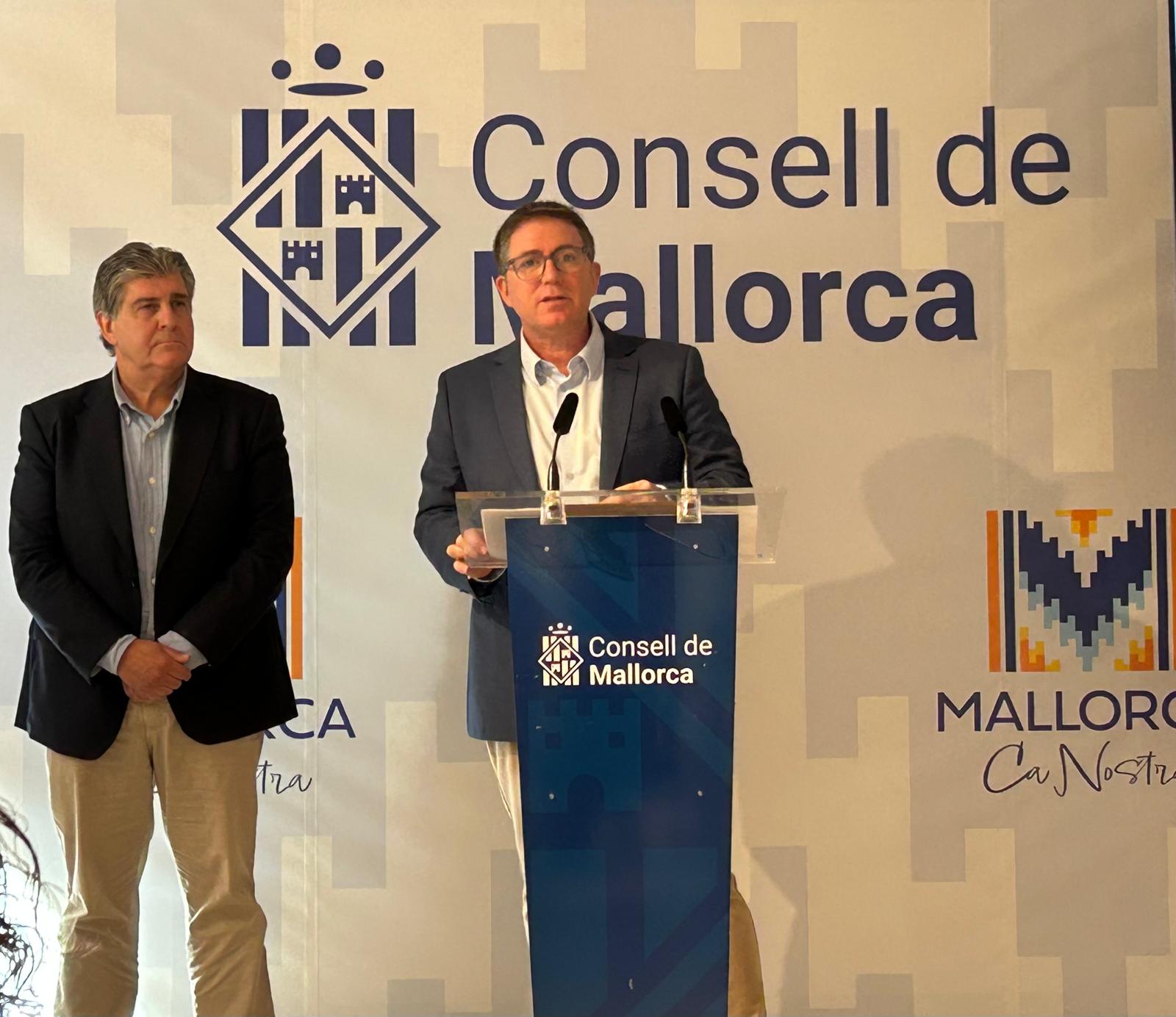 Imágenes del consejero Ginard y el director insular para la Oferta y la Calidad del Consell de  Mallorca