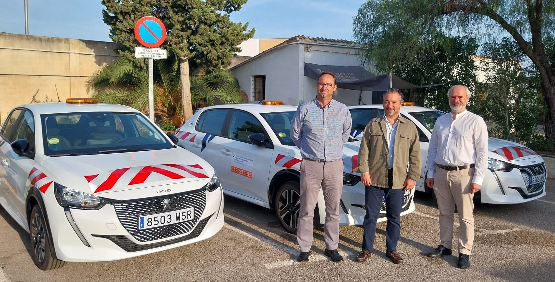 El conseller de Territori, Mobilitat i Infraestructures, Fernando Rubio, acompanyat del director insular d’Infraestructures, Rafel Gelabert i del secretari tècnic del departament, José Penadés, amb els nous vehicles.