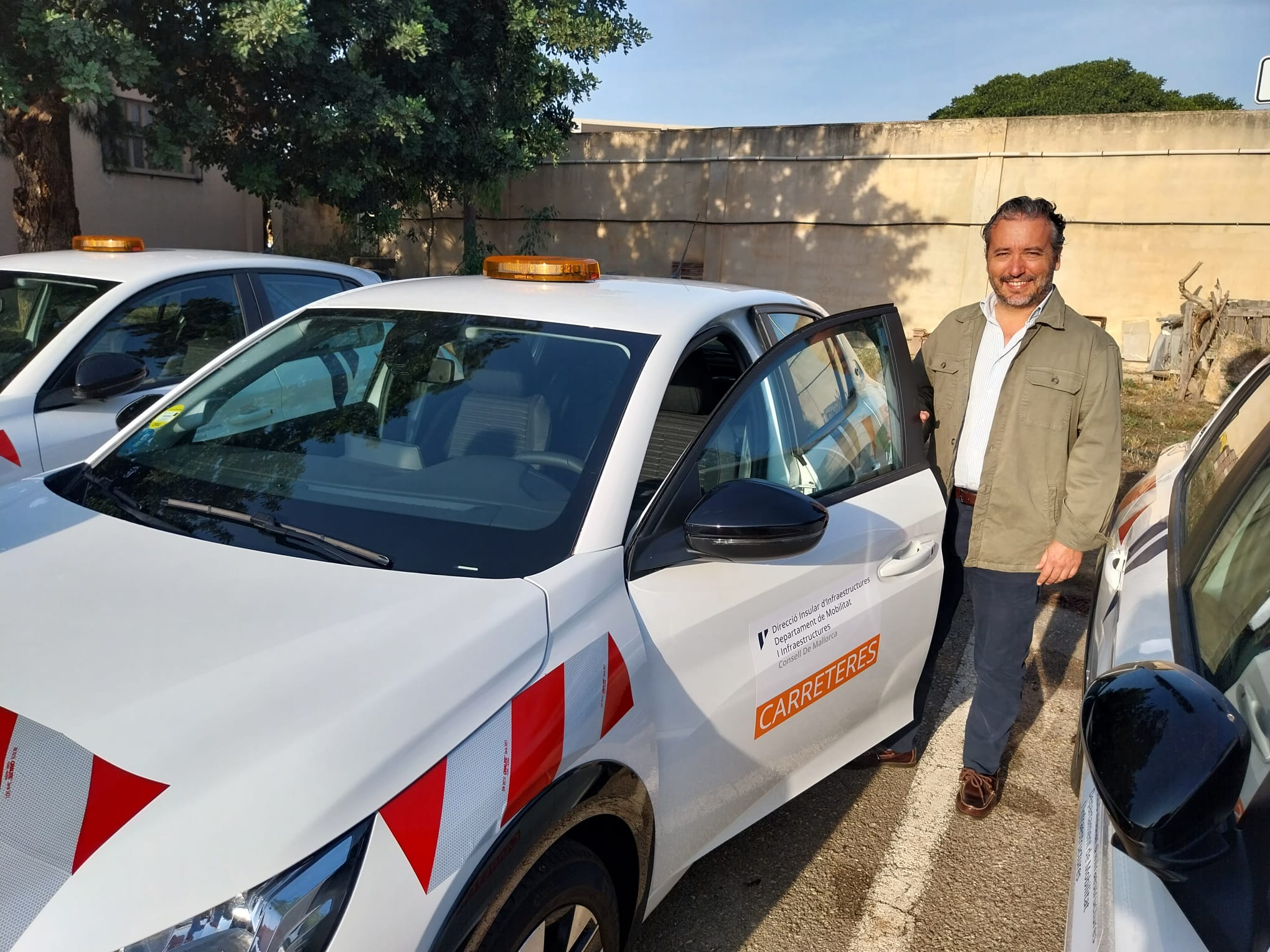 Fernando Rubio amb un dels nous vehicles elèctrics.