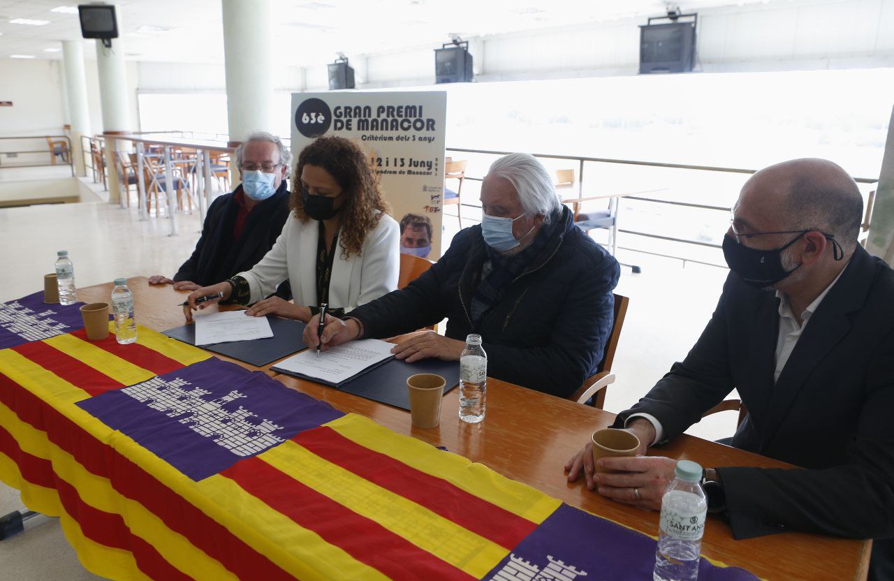 Signatura del conveni regulador de la subvenció nominativa entre l'IEHM i la Federació Balear de Trot. 