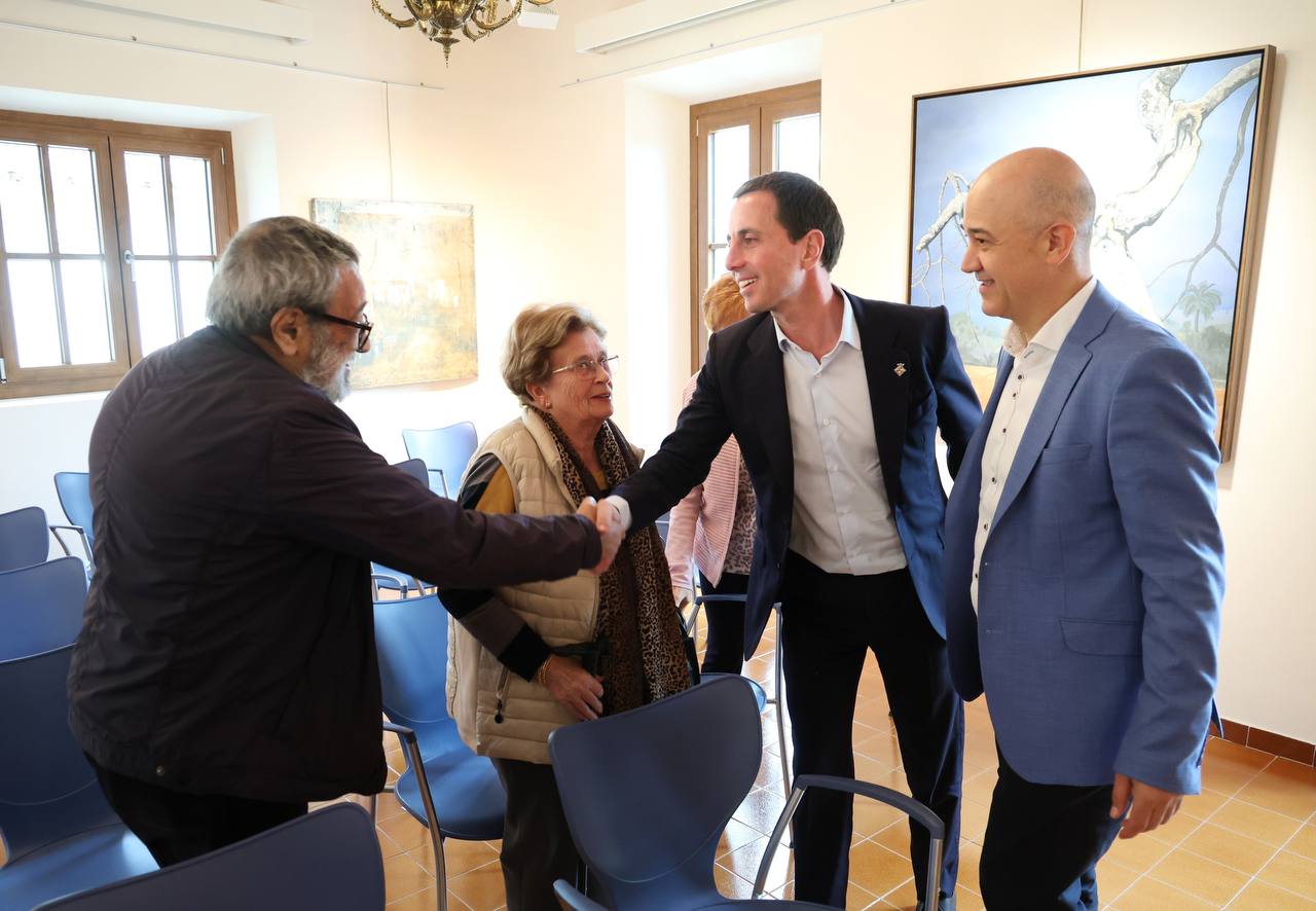 El president del Consell de Mallorca, Llorenç Galmés, saludant a membres de l'associació de persones majors de Costitx.