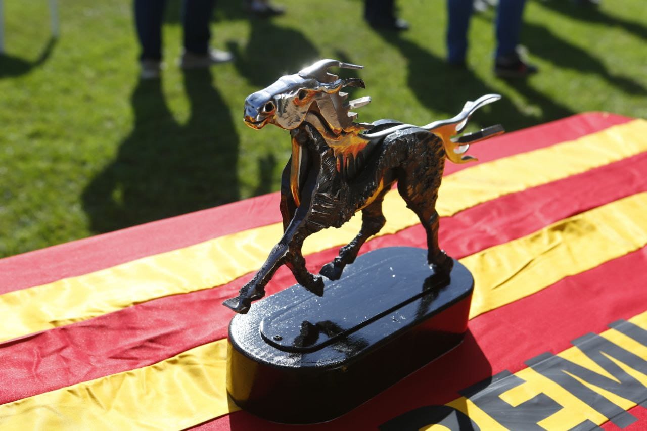 Enguany s'ha comptat amb la col·laboració de l’escultor Miquel Sarasate, creador de les escultures que es donaran com a trofeu al menador i propietari del cavall guanyador.