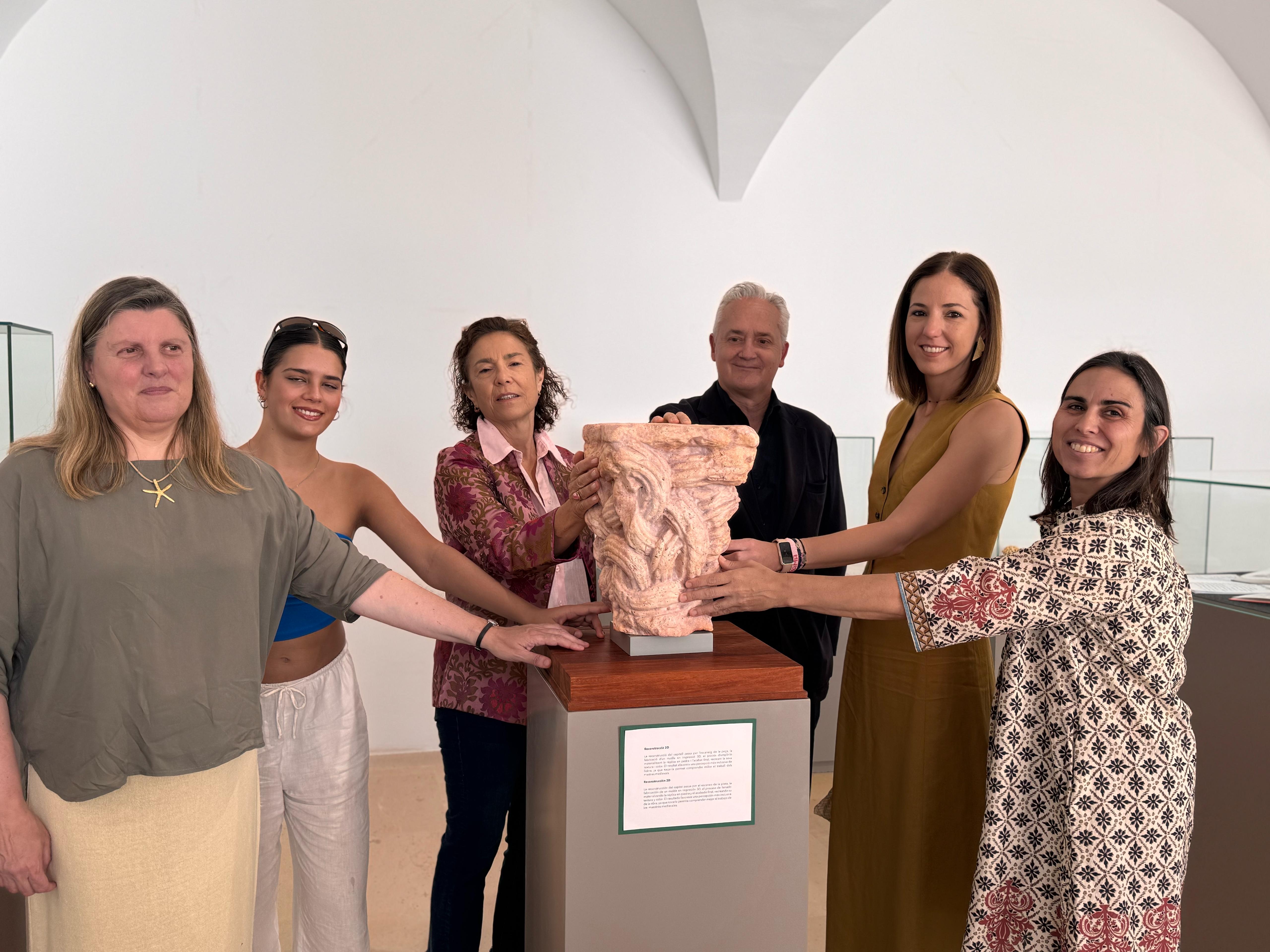 Imagen de la inauguración de la exposición «Del Gòtic al futur: la transformació digital d’un capitell del Museu de Mallorca»