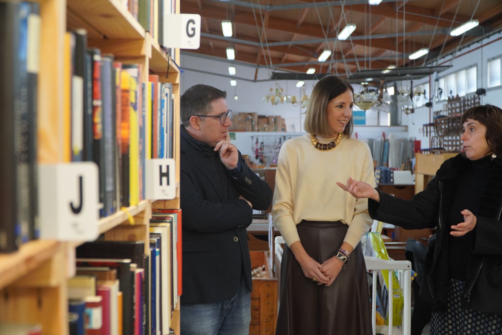 Moment del lliurament de llibres a la Fundació Deixalles