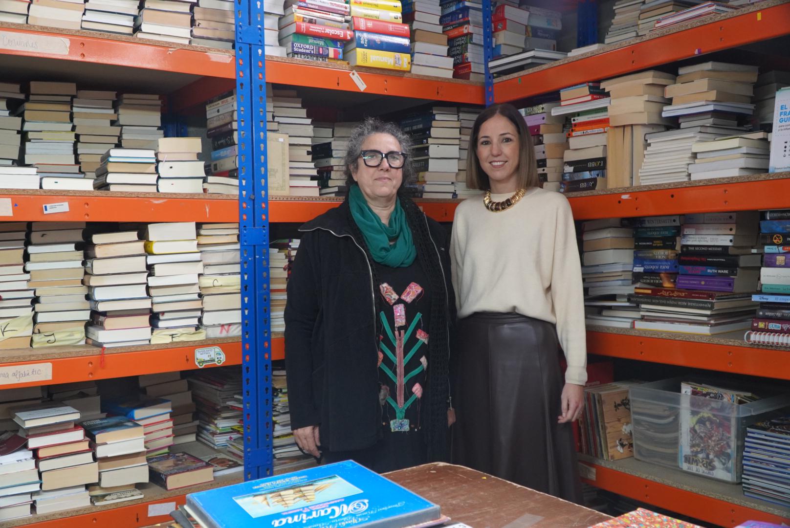 Moment del lliurament de llibres a la Fundació Deixalles