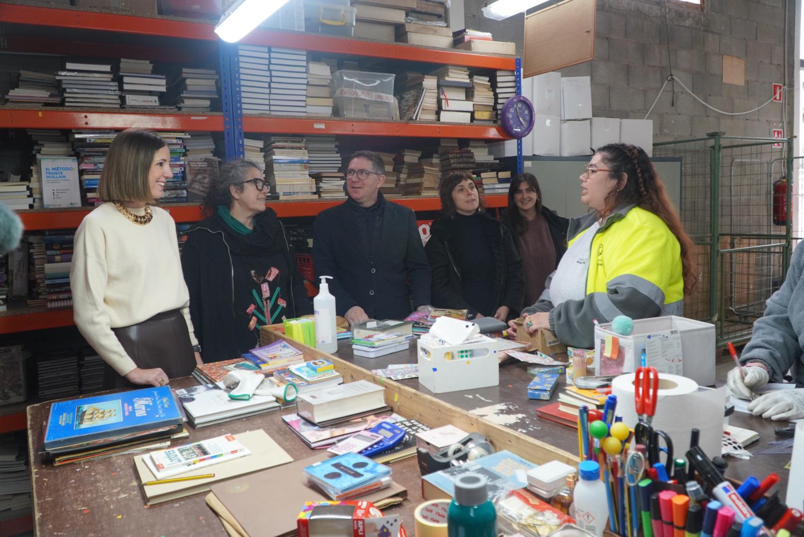 Moment del lliurament de llibres a la Fundació Deixalles