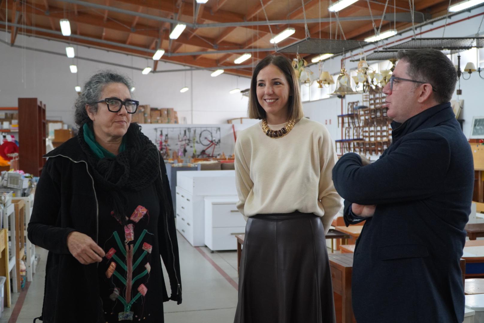 Moment del lliurament de llibres a la Fundació Deixalles