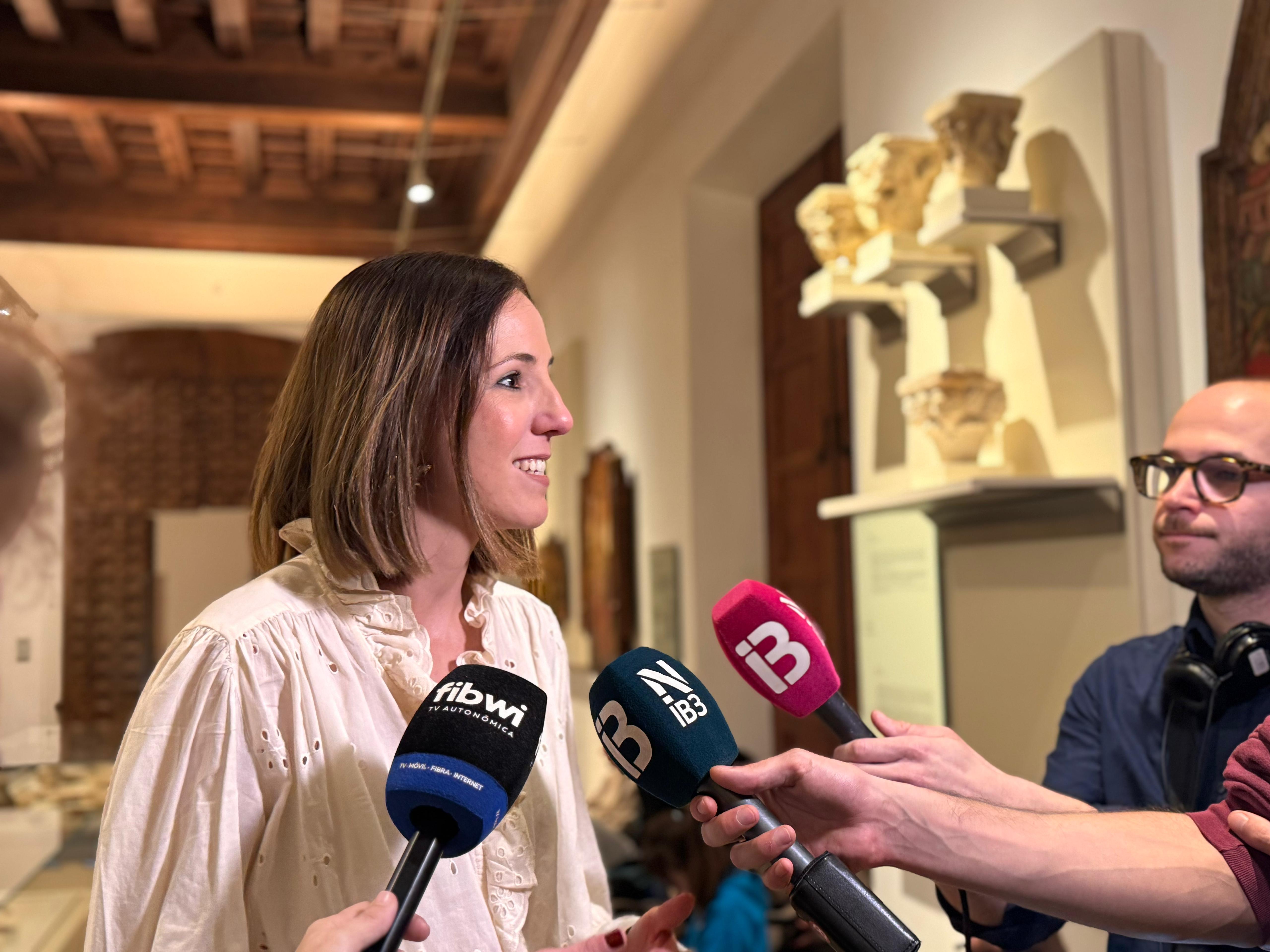 La vicepresidenta del Consell de Mallorca i consellera de Cultura i Patrimoni, Antònia Roca, al Museu de Mallorca durant la presentació del projecte conjunt amb l'escola de Belles Arts ADEMA