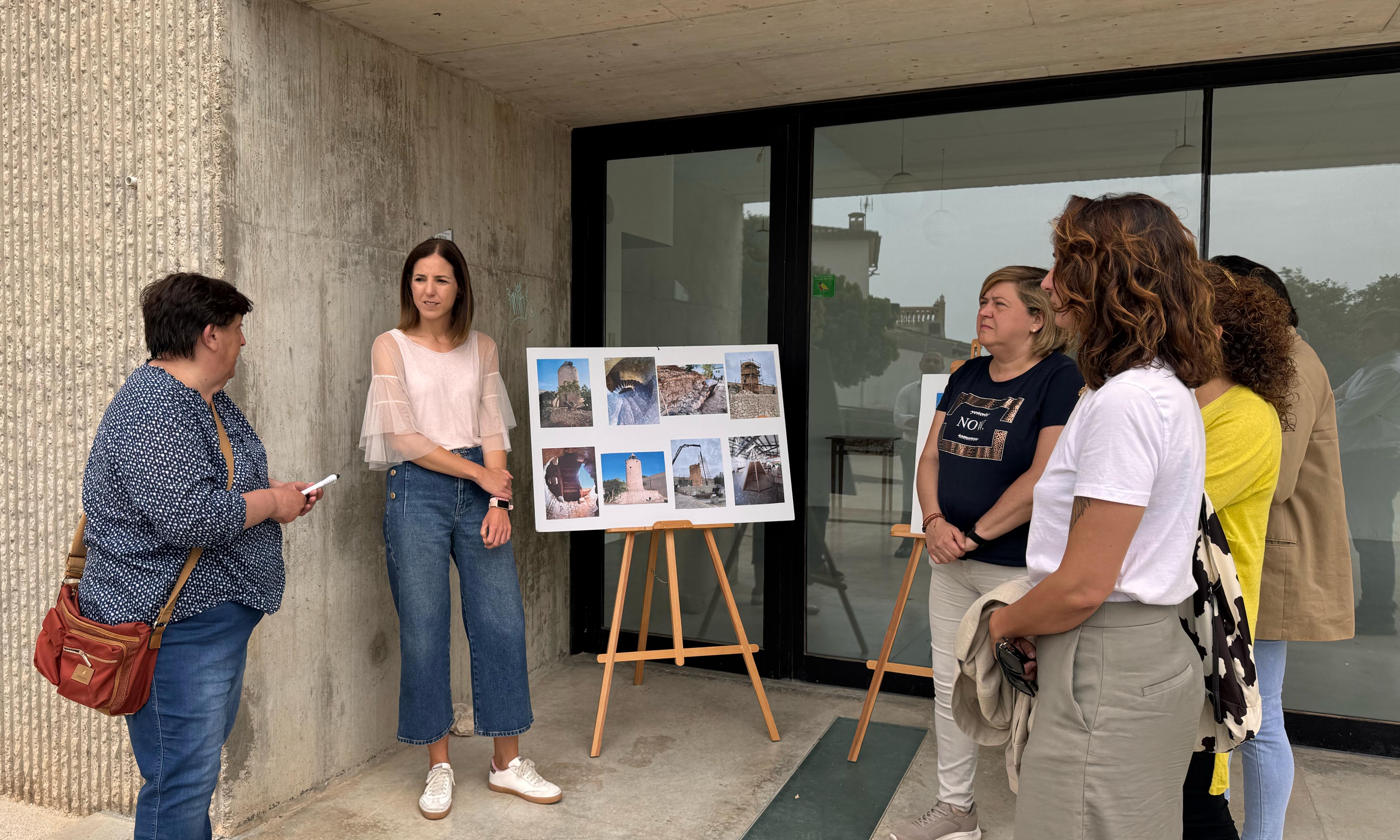 Imagen de la visita de hoy de la vicepresidenta y consejera de Cultura y Patrimonio, Antònia Roca, al molino de Can Ferrando de Montuïri
