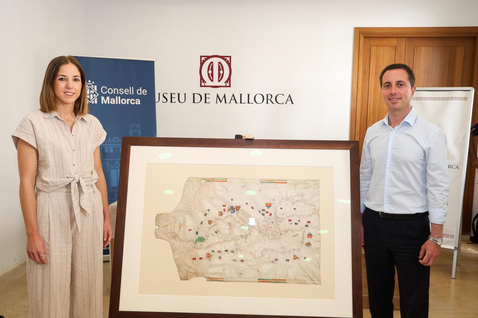 El presidente del Consell de Mallorca, Llorenç Galmés y la vicepresidenta del Consell de Mallorca y consejera de Cultura y Patrimonio, Antònia Roca en el Museu de Mallorca.