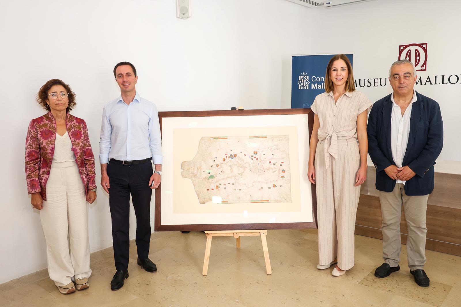 El presidente del Consell de Mallorca, Llorenç Galmés y la vicepresidenta del Consell de Mallorca y consejera de Cultura y Patrimonio, Antònia Roca en el Museu de Mallorca.