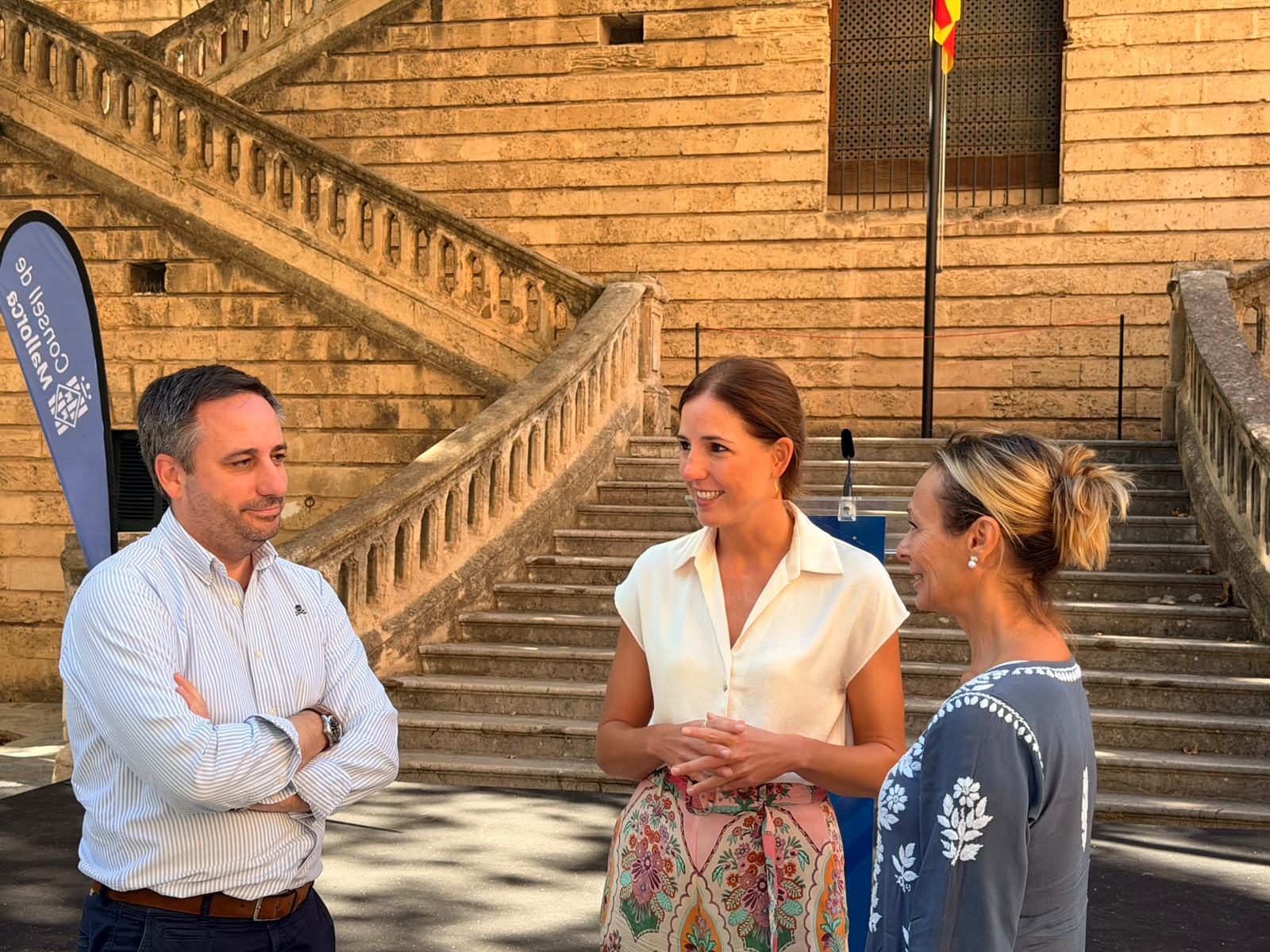 El director insular de Cultura, Andrés Ferrer y la vicepresidenta y consejera de Cultura y Patrimonio, Antònia Roca