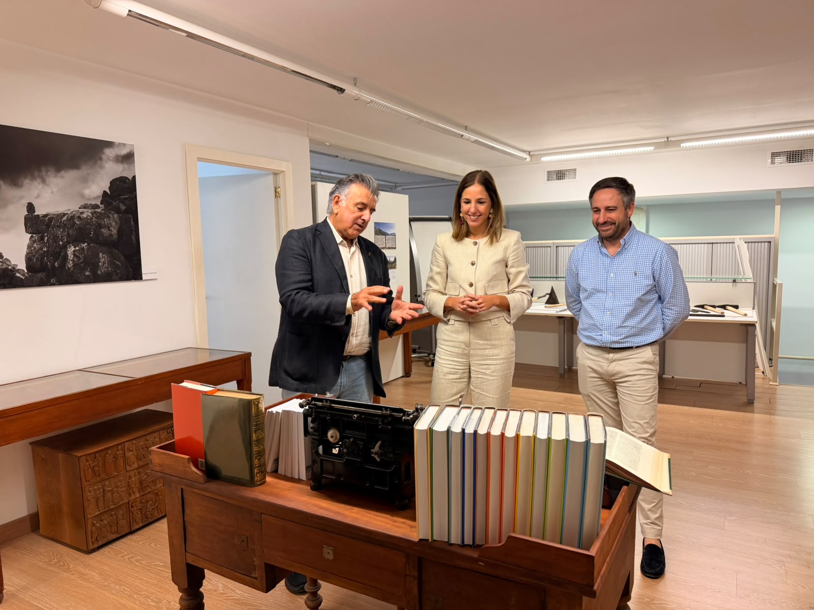 La vicepresidenta del Consell de Mallorca, Antònia Roca y el director insular de Cultura, Andrés Ferrer en la Institución Francesc de Borja Moll.