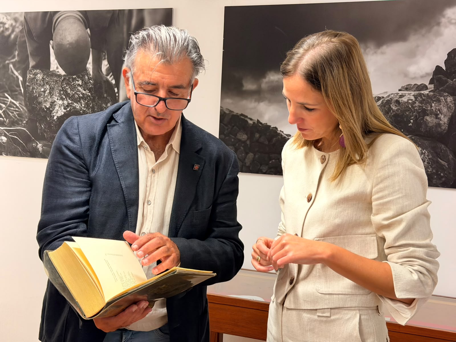 La vicepresidenta del Consell de Mallorca, Antònia Roca y el director insular de Cultura, Andrés Ferrer en la Institución Francesc de Borja Moll.