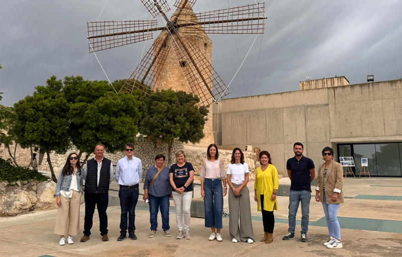 Imagen de la visita de hoy de la vicepresidenta y consejera de Cultura y Patrimonio, Antònia Roca, al molino de Can Ferrando de Montuïri