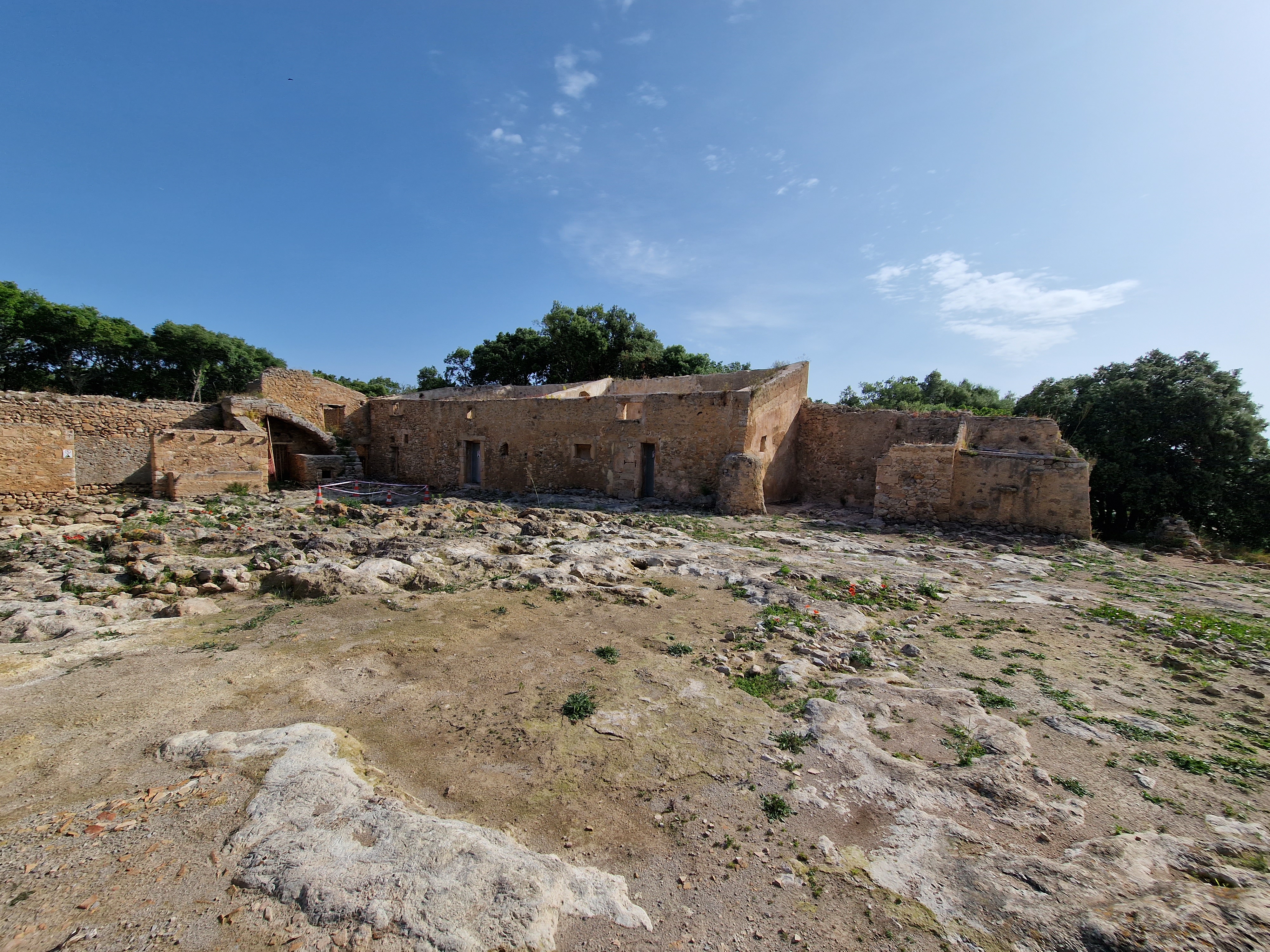 La clastra a l’any 2023 abans de la darrera campanya d’excavacions arqueològiques