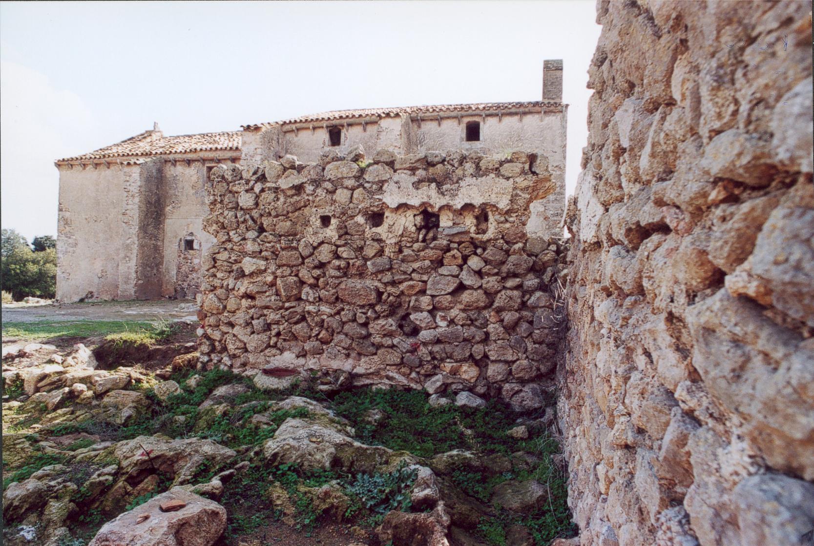 Vista del mur oest de tancament de la clastra a l’any 2002