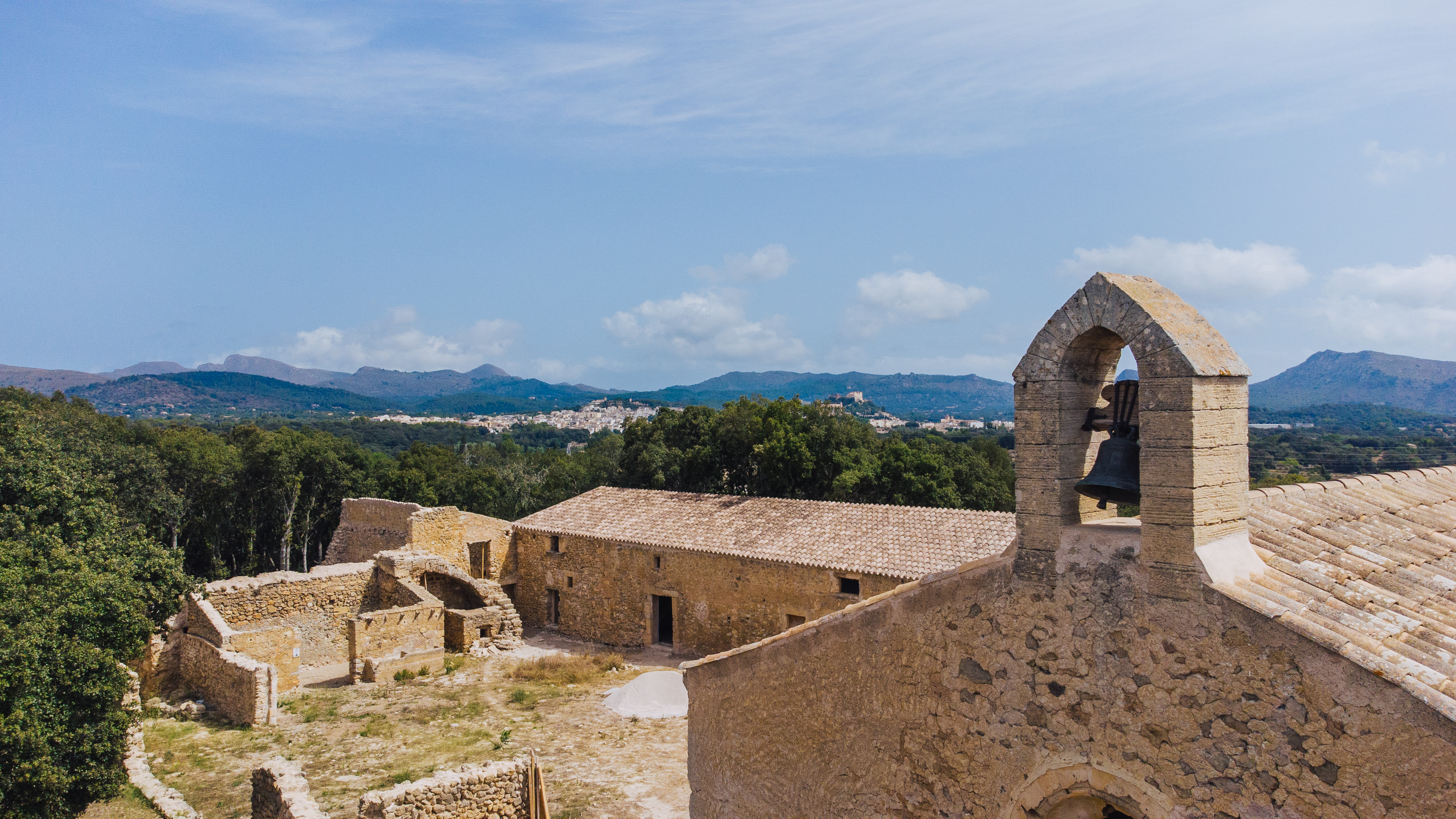 Vista de l'església sobre el conjunt de Bellpuig