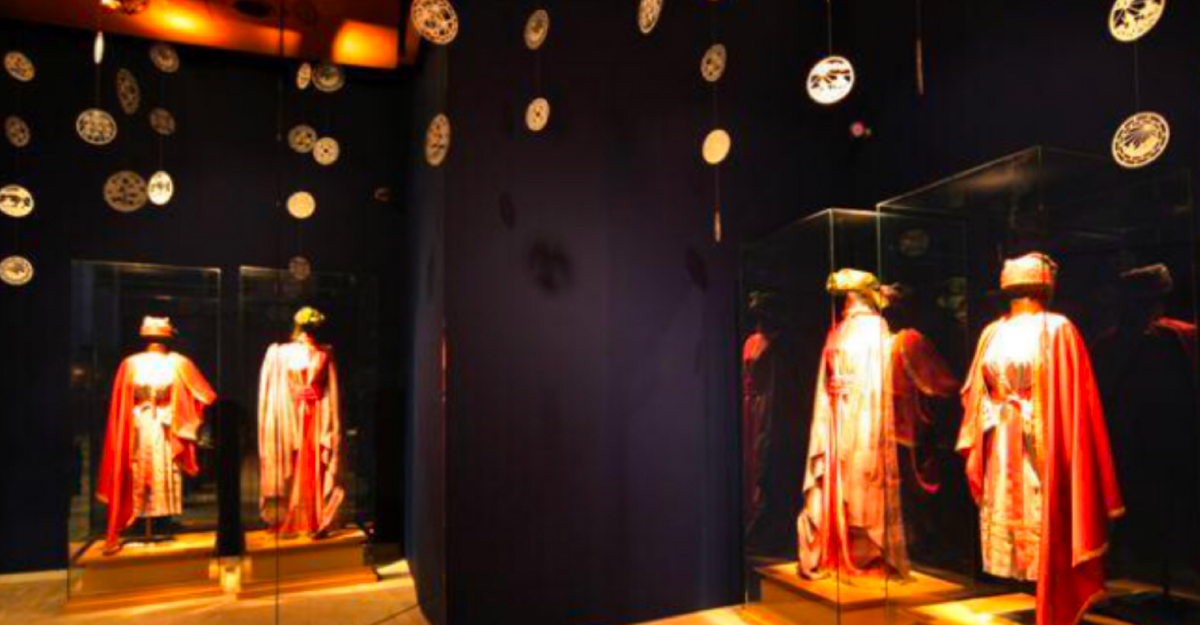 Vestits de Sibil·la de l’exposició: «Sibil·la. Cant, mite i tradició»