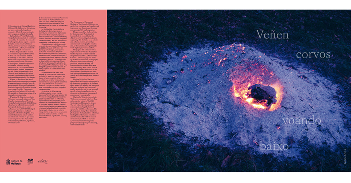 19. Portada del fotolibro Veñen corvos voando baixo, de Tono Arias (2024). Premio Mallorca de Fotografía Contemporánea 2023