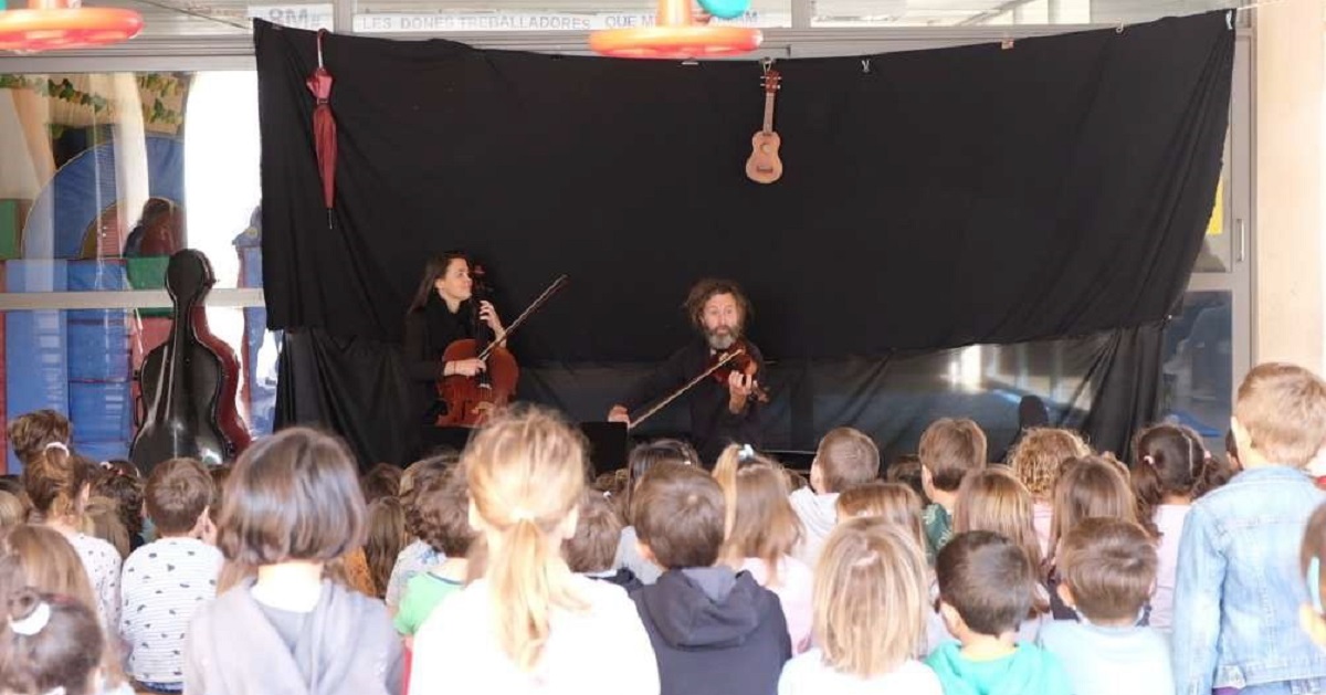 Anem de viatge musical amb sac à dos